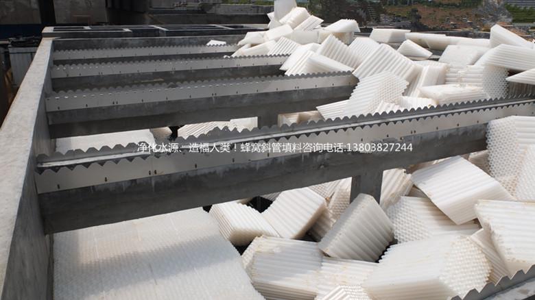 б�ܳ����ط�Cб�����ϵİ��b����,��Cб�����ϰ��bע����헽�Qб�������Ϸַ������̰���